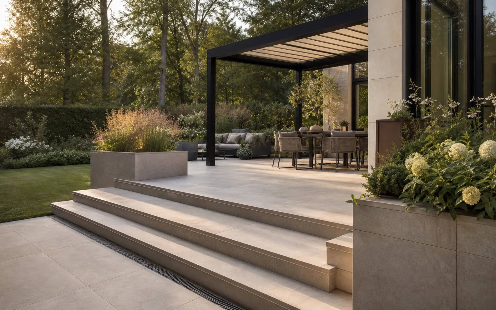 Terrasse mit hochwertigem Belag in einem gestalteten Garten